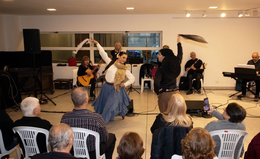 Elisa Abella estuvo presente en la "Noche de Recuerdos" organizada por la Biblioteca Municipal en su 114° aniversario