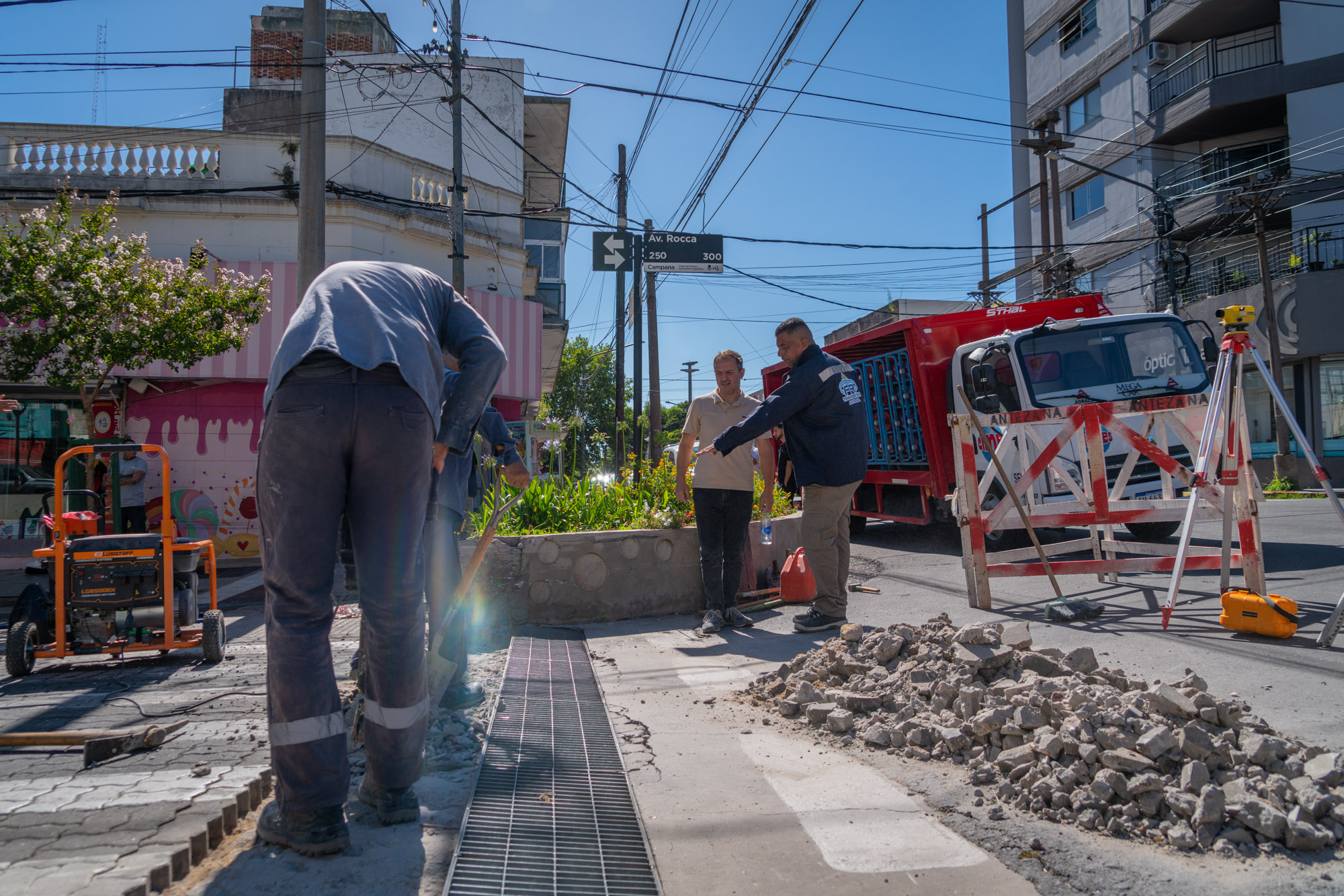Mejoras en el centro: el Intendente recorrió los trabajos de reparación en la Av. Rocca