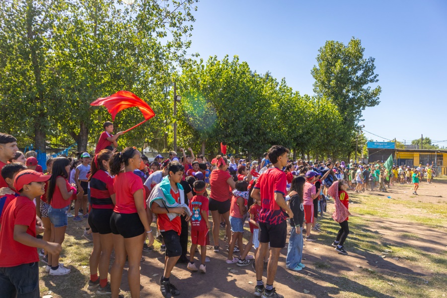 Pura fiesta en Puerto Nuevo: desfile y baile para arrancar las Intertribus