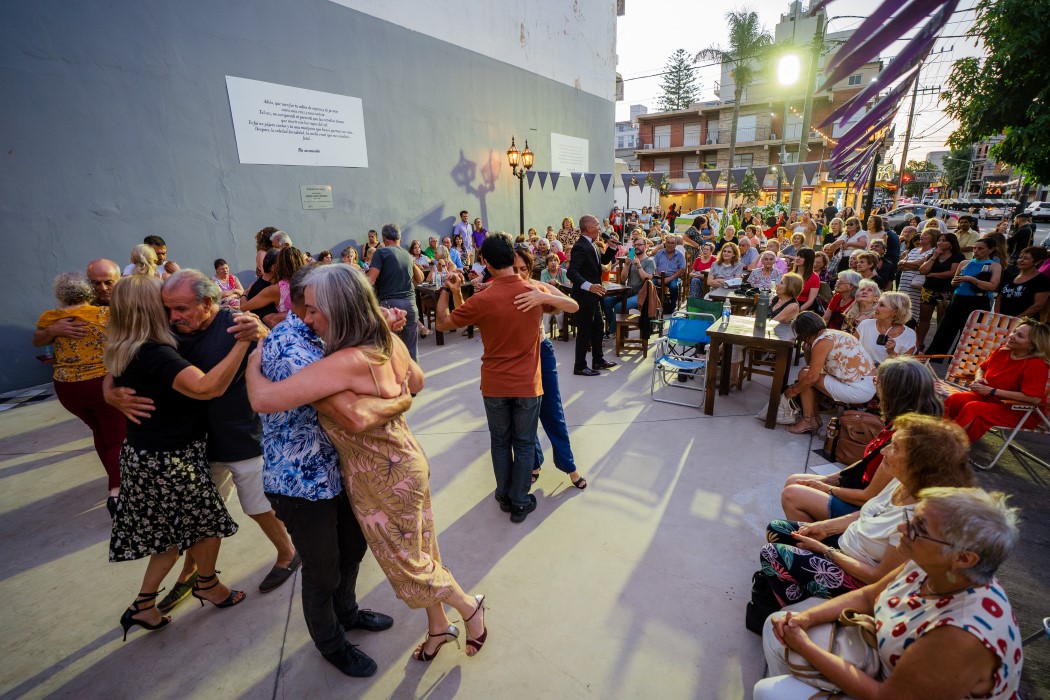 Apoyo a la cultura local: Elisa Abella acompañó el evento tanguero de la Plazoleta