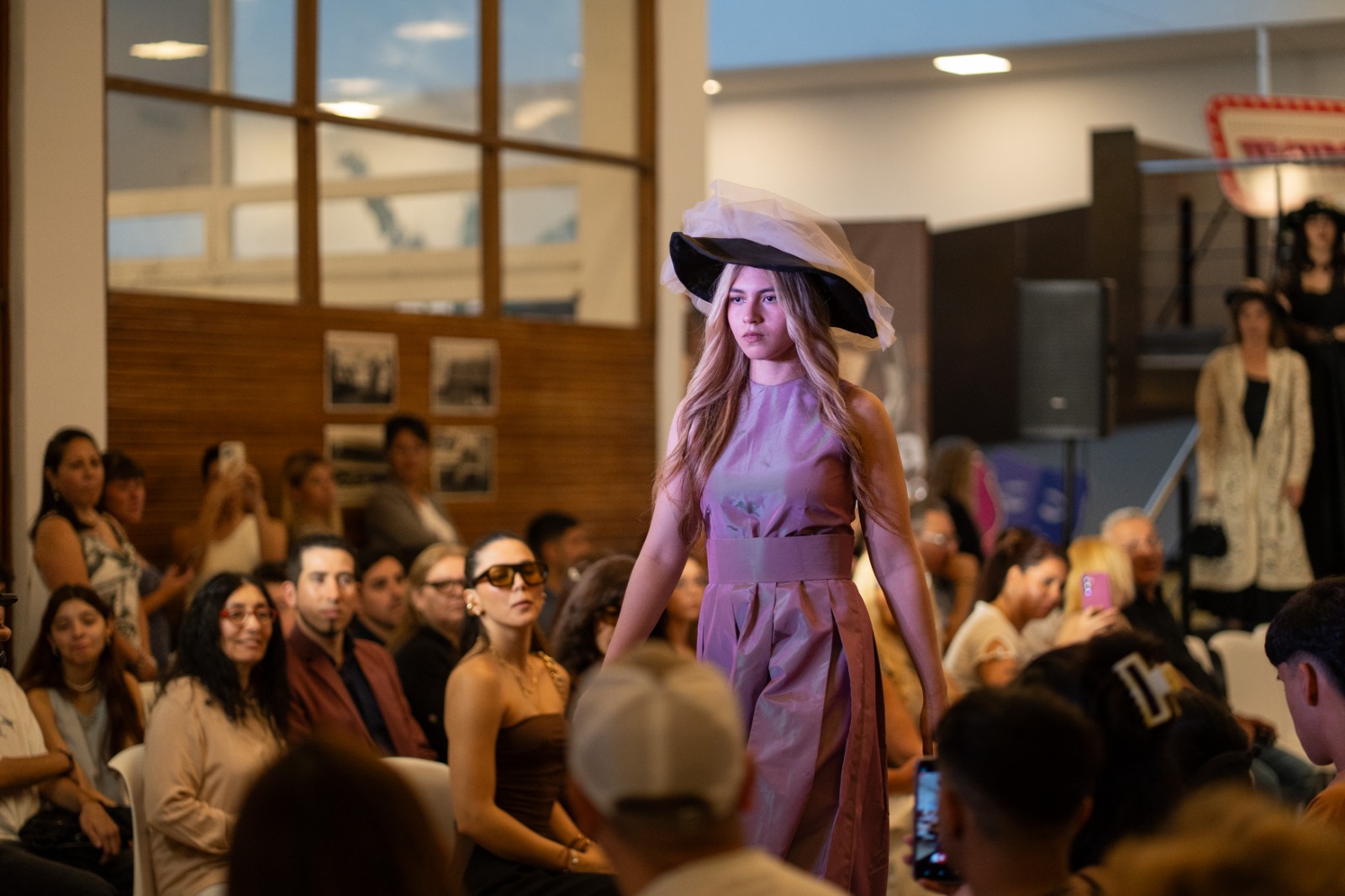"Campana en el Tiempo": una exhibición de moda que recorrió el pasado y el progreso de la vestimenta local