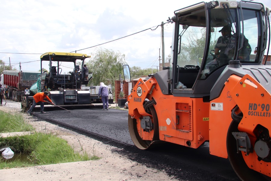 Plan de asfalto en San Cayetano: Abella supervisó el avance de las nuevas cuadras