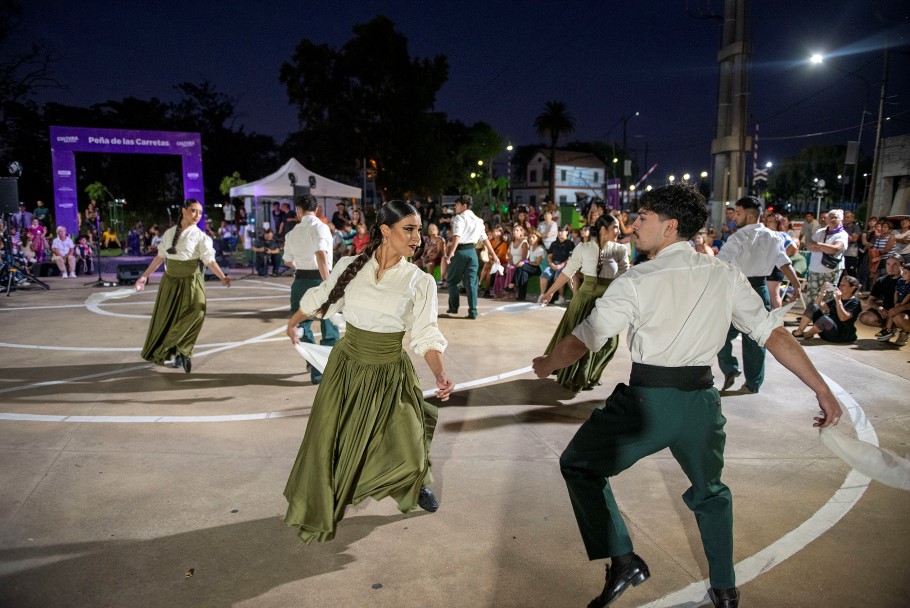 Cultura y tradición: los vecinos colmaron la plaza de las Carretas al ritmo del folklore