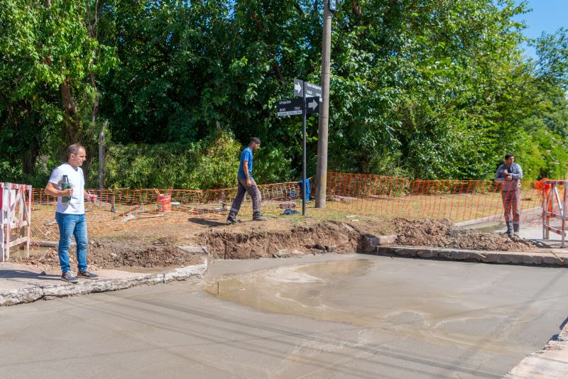 Bacheo de hormigón en Belgrano y Urquiza: Abella inspeccionó los avances de la obra