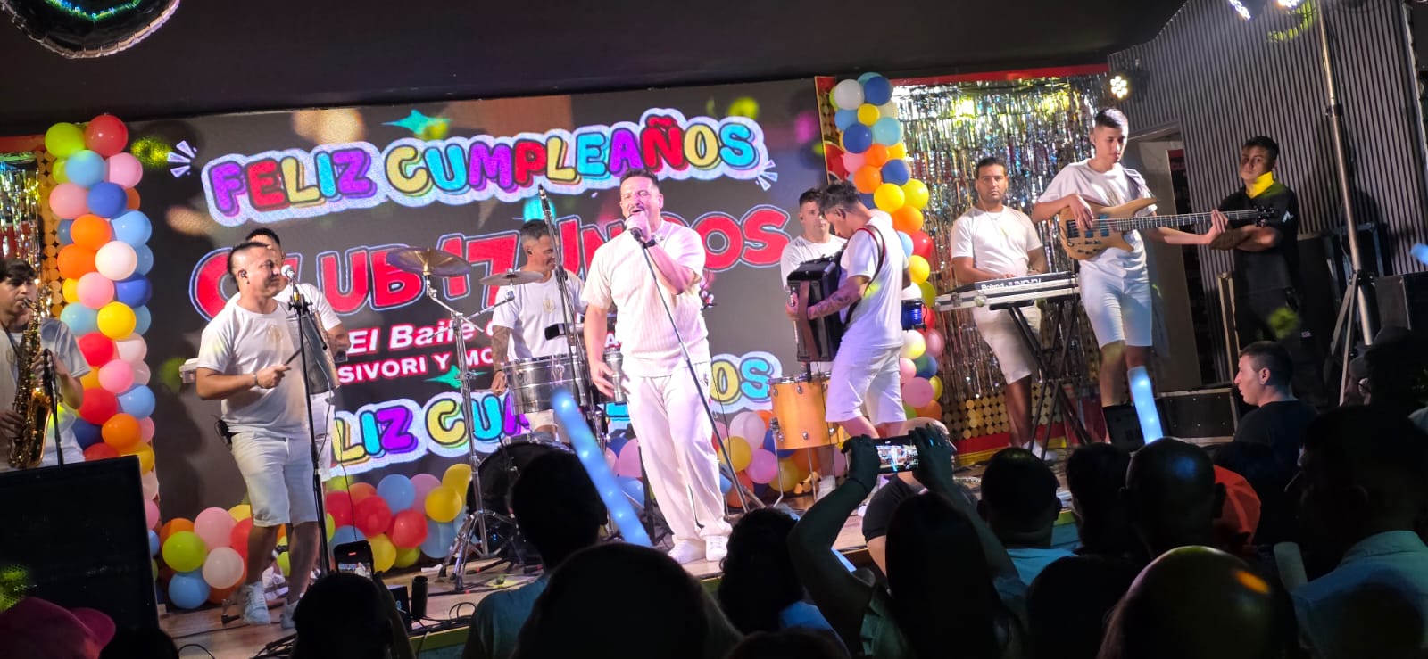 El Club 17 Unidos hizo historia: una noche espectacular con lleno total y grandes premios en su 28° aniversario