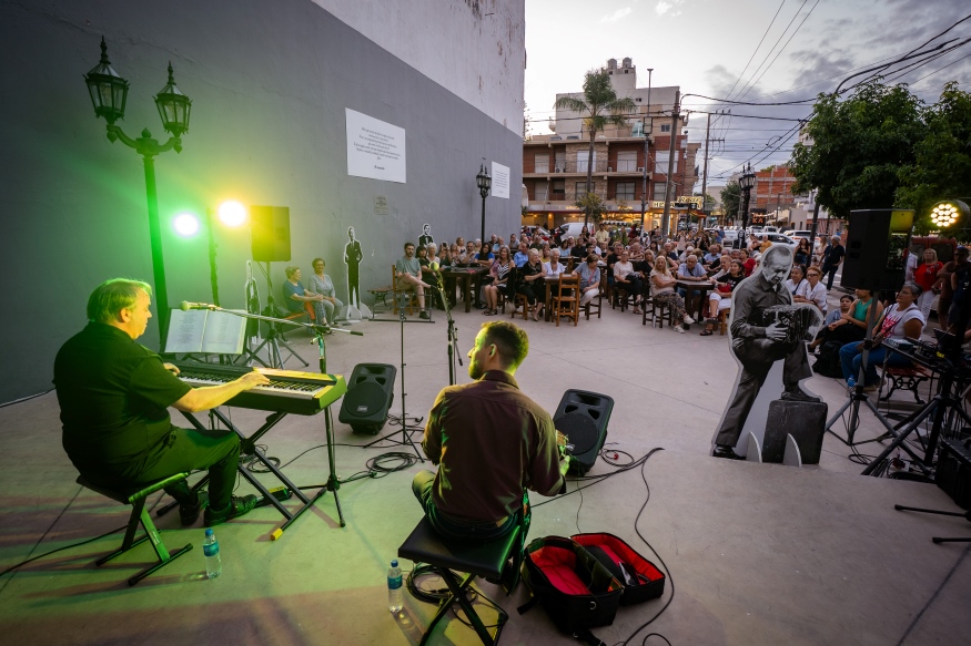 A puro 2x4 en Rocca y Güemes: el sentimiento tanguero copó la emblemática esquina de Rocca y Güemes