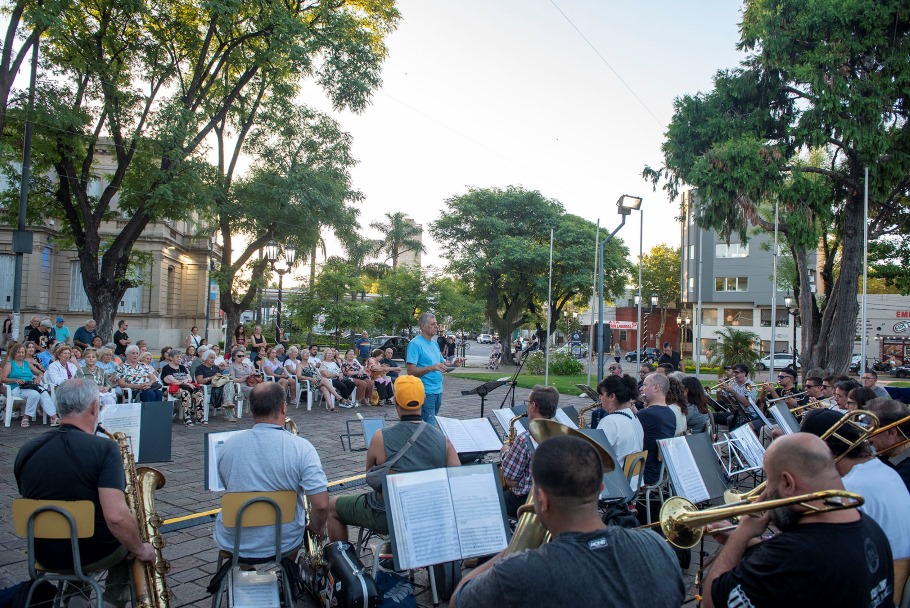 La Banda Municipal cautivó a los vecinos con un nuevo ensayo abierto en la Plaza Eduardo Costa