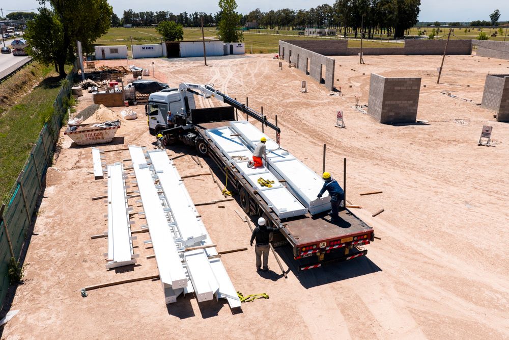 Microestadio Municipal: avanza la obra del con la llegada de las vigas metálicas para su nave principal