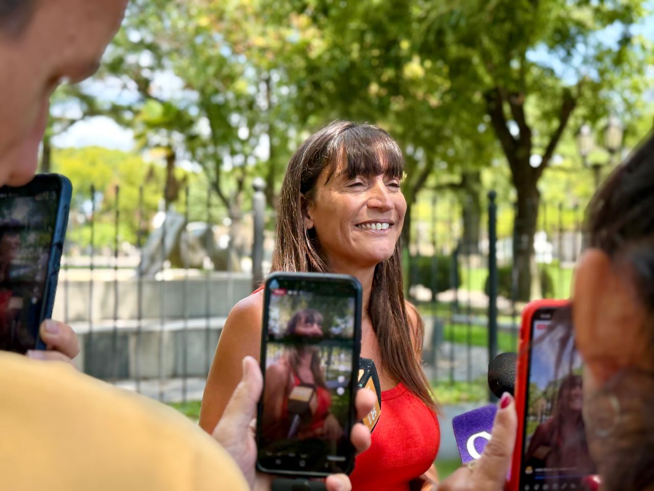Elisa Abella presentó la fiesta de cierre de verano en la Plaza Eduardo Costa