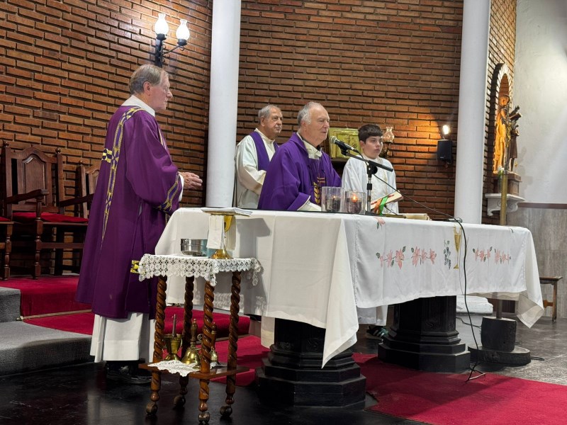 Homenaje en la Parroquia del Carmen: Elisa Abella y Karina Sala presentes en la misa del Padre Giovanni