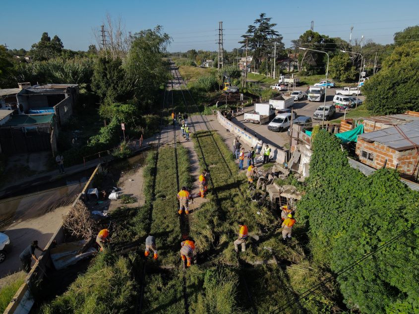 El Municipio de Zárate y Trenes Argentinos realizan limpieza y zanjeo en los barrios cercanos a las vías del tren