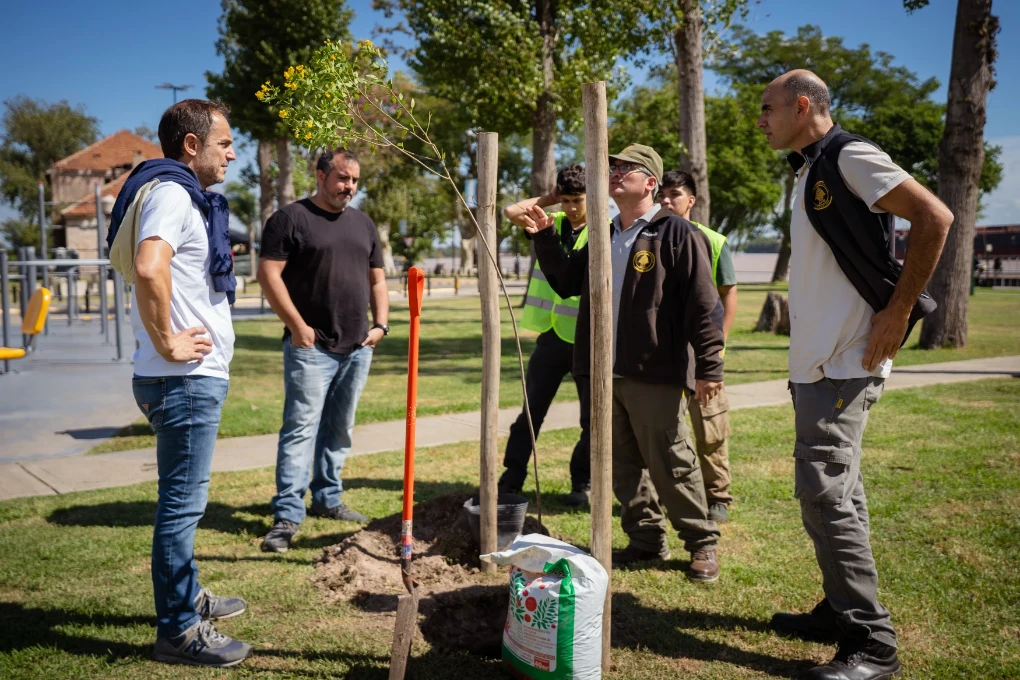 Día de la Tierra y de los Bosques: Campana suma pulmones verdes con nativas en la costanera