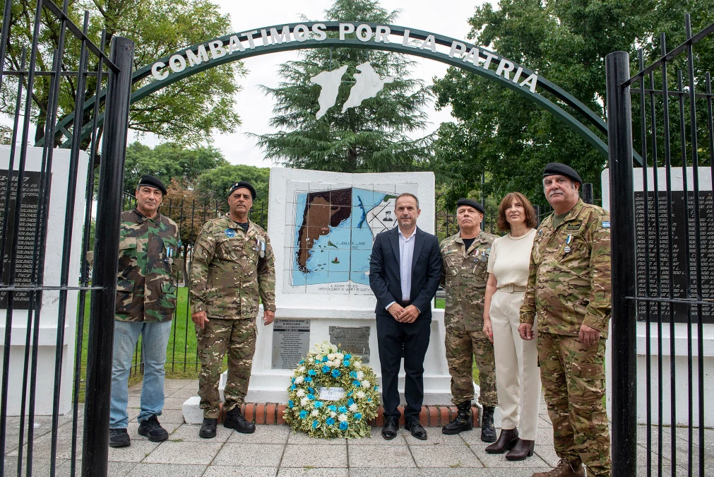 Emotiva vigilia y acto oficial en Campana por el Día del Veterano y los Caídos