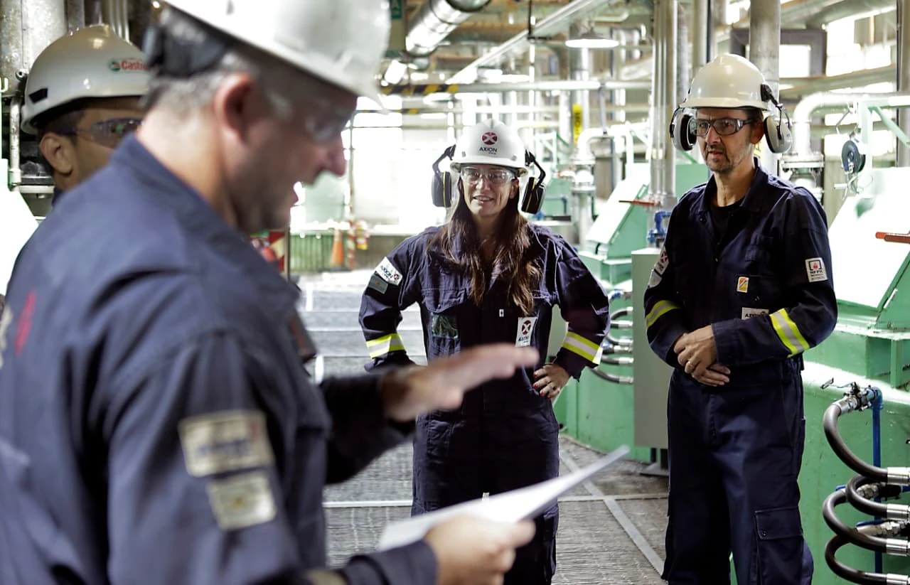 Elisa Abella en la refinería de Axion energy: recorrida por la planta más moderna de Sudamérica