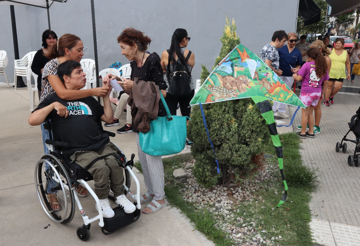 Campana se viste de azul para sensibilizar y acompañar en el Día Mundial del Autismo