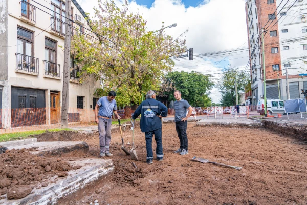 Abella supervisó los trabajos para eliminar baches y desniveles en la calle Estrada
