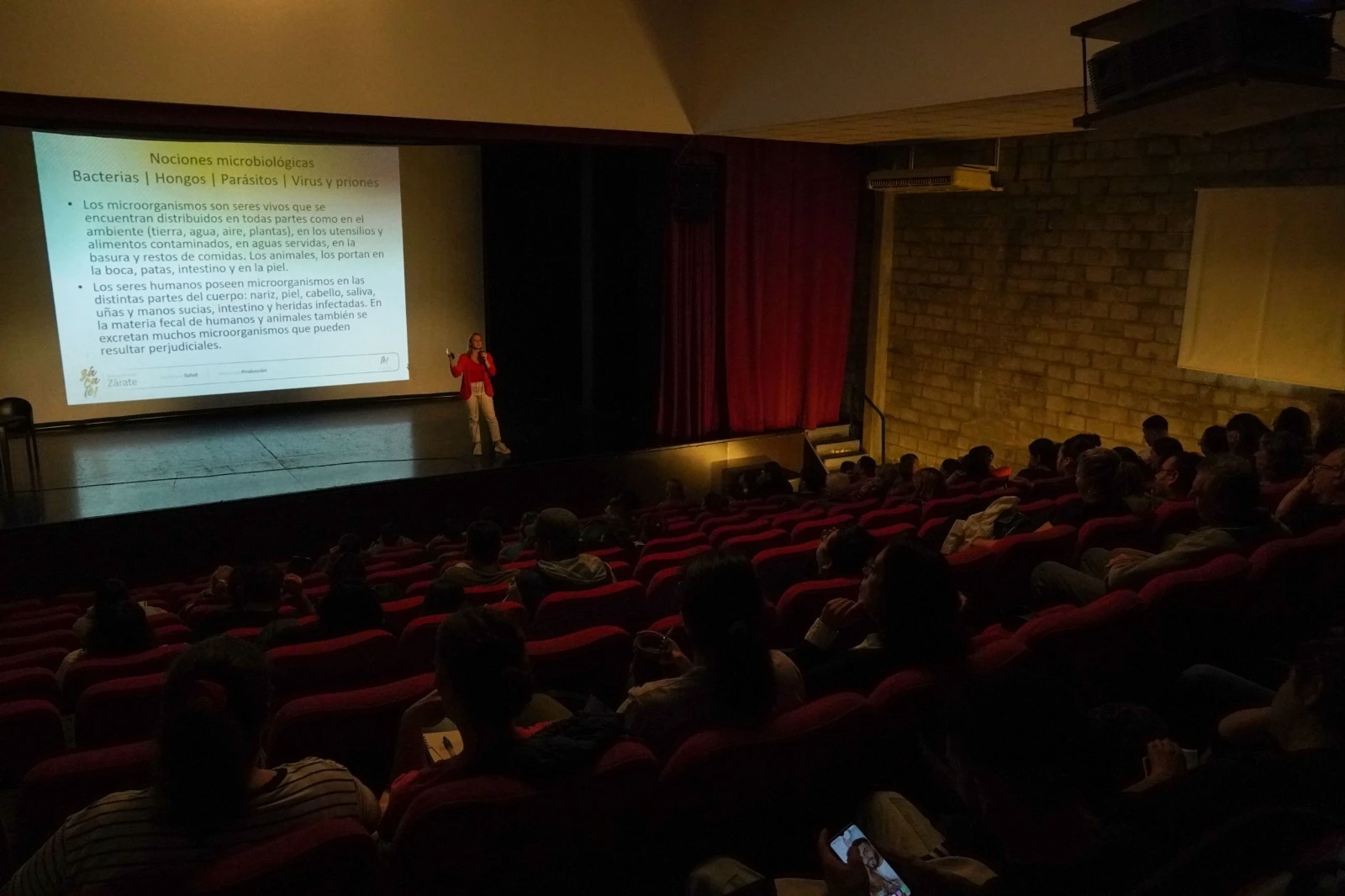 Cerca de 100 emprendedores se capacitaron en manipulación de alimentos en el Forum Cultural de Zárate