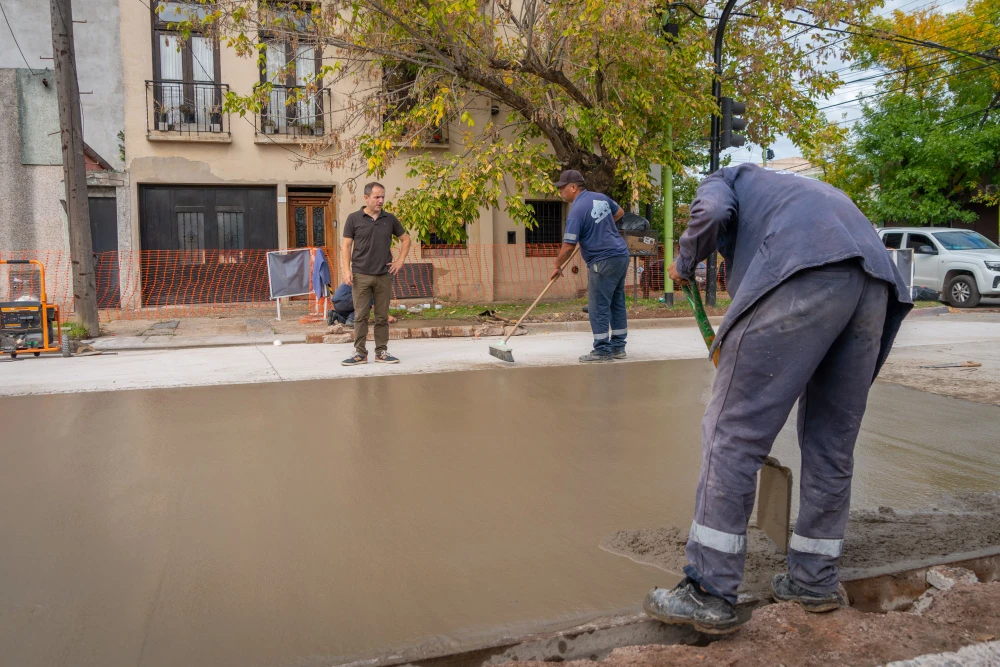 Obras en Campana: Sebastián Abella supervisó los trabajos de bacheo en calle Estrada