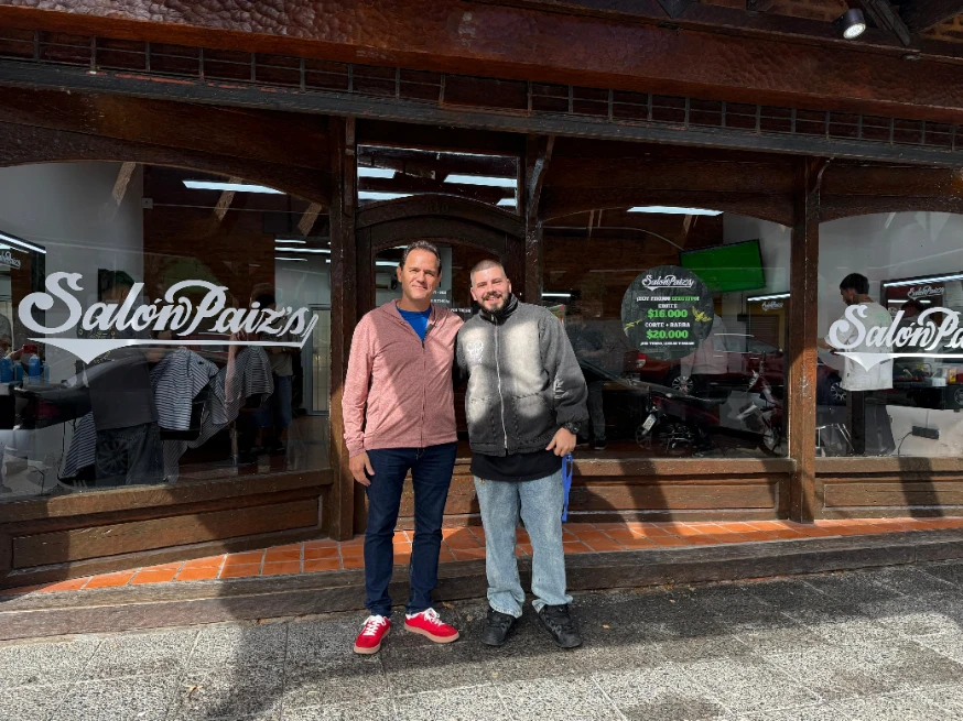 Gonzalo Paiz: El barbero que crea comunidad y ofrece salida laboral en Campana
