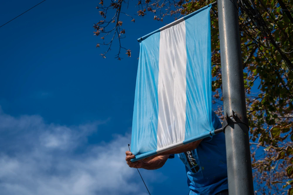 Avenida Varela: alumnos del Centro Municipal de Oficios confeccionaron las nuevas banderas