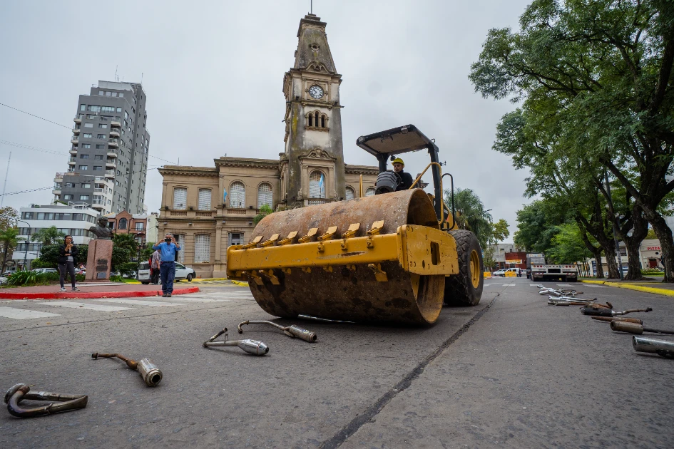 Seguridad Vial en Campana: Compactaron 120 escapes ilegales frente al Palacio Municipal