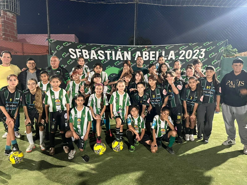 La Agrupación Sentir entregó camisetas y pelotas al fútbol femenino de Las Praderas y La Esperanza