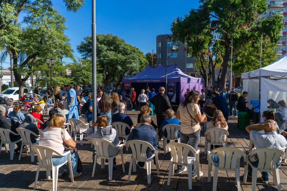 Más de 600 personas recibieron la vacuna antigripal en el operativo municipal de la Plaza Eduardo Costa