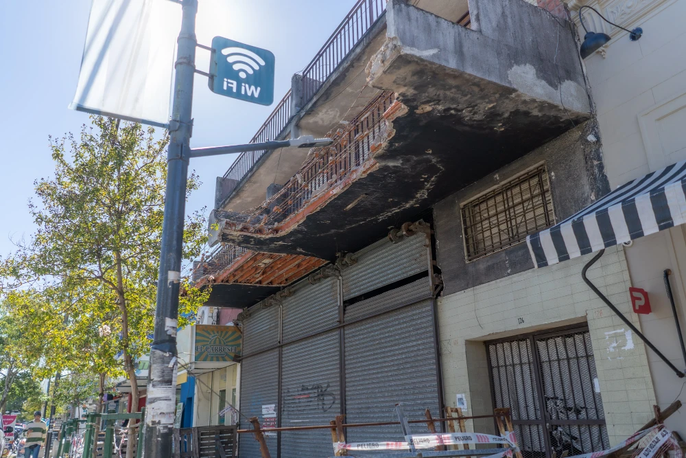 Peligro en la Rocca: Intiman a dueño de local por un balcón con riesgo de derrumbe