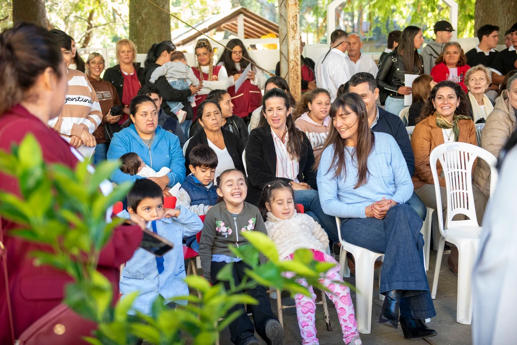 Elisa Abella y Fernanda Lago presentes en el emotivo 50° aniversario del Jardín 905